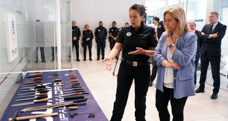 Sanz comprobando las armas blancas incautadas