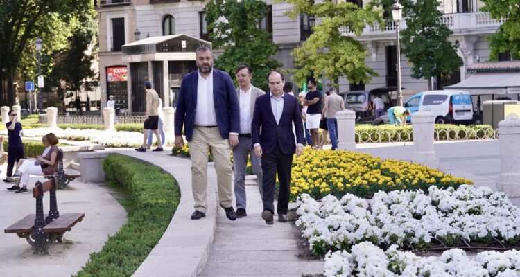 Segura, Páramo y Carabante durante la visita a la plaza de Oriente