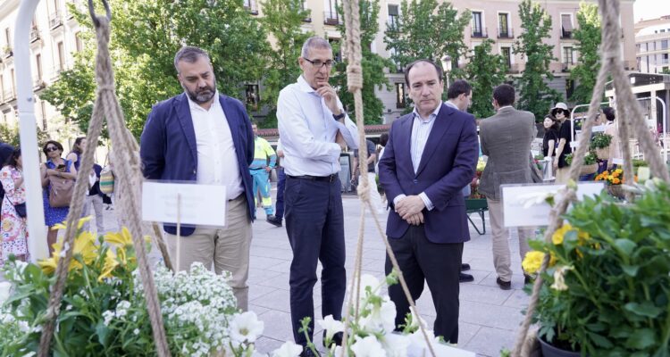 Segura y Carabante con técnico del área