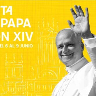 Banner oficial del Ayuntamiento de Madrid con la imagen del papa León XIV saludando sobre fondo amarillo y el texto 'Visita del Papa León XIV, Madrid del 6 al 9 de junio'