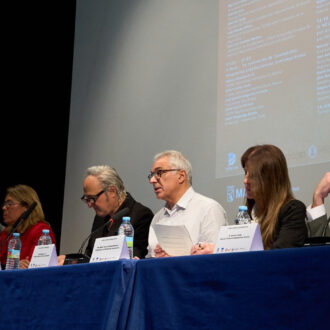 El concejal de Carabanchel, Carlos Izquierdo, durante el I Foro Sueña Carabanchel, acompañado con expertos en una mesa larga