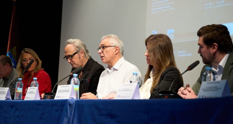 El concejal de Carabanchel, Carlos Izquierdo, durante el I Foro Sueña Carabanchel, acompañado con expertos en una mesa larga