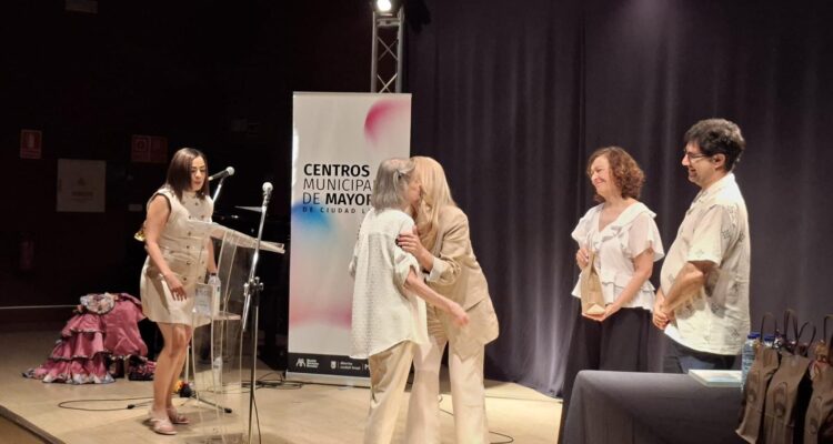 Momento de la clausura de la Semana del Mayor de Ciudad Lineal en el Centro Municipal de Mayores Carmen Laforet