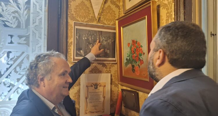 El concejal, Carlos Segura, durante la visita a la Casa de Madrid en Barcelona