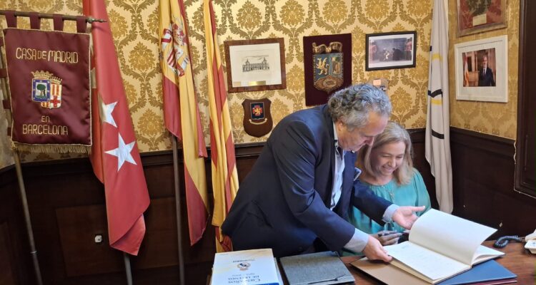 La vicealcaldesa, Inma Sanz, durante la visita a la Casa de Madrid en Barcelona