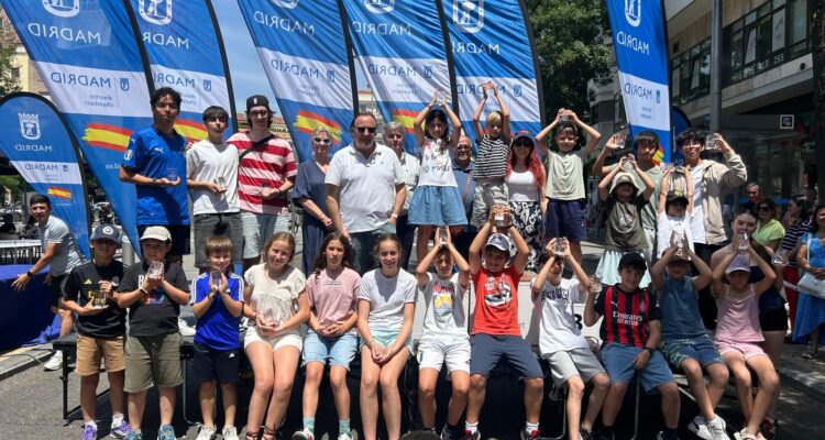 El concejal y los participantes del Torneo de Primavera de Ajedrez de Chamberí