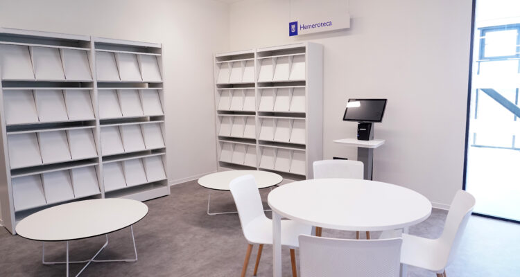 Zona lectura de la nueva biblioteca pública municipal Benjamín Palencia