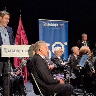 El concejal de Latina, Alberto González, en el homenaje al compositor Manuel Lillo