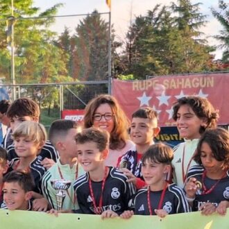 La concejala de Tetuán, Paula Gómez-Angulo, con los alevines del V Torneo de Fútbol Rupe Sahagún