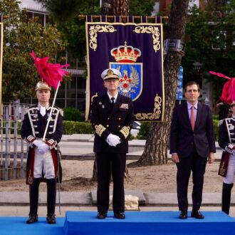 El alcalde de Madrid, José Luis Martínez-Almeida, junto al JEMAD y la vicealcaldesa en la ceremonia de izado de bandera de San Isidro