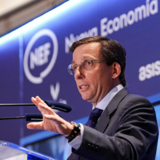 Almeida presenta al presidente de la Conferencia Episcopal Española en el desayuno informativo de Fórum Europa
