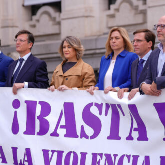 El alcalde de Madrid ha presidido el minuto de silencio convocado por el Consistorio en la plaza de Cibeles