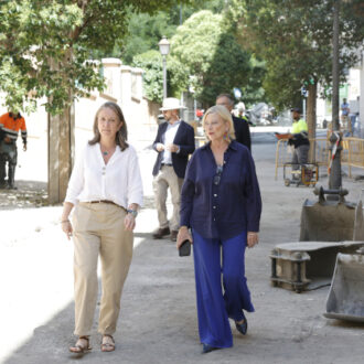 La delegada de Obras y Equipamientos, Paloma García Romero, acompañada de la concejala de Salamanca, Cayetana Hernández de la Riva, visita el barrio de Fuente del Berro