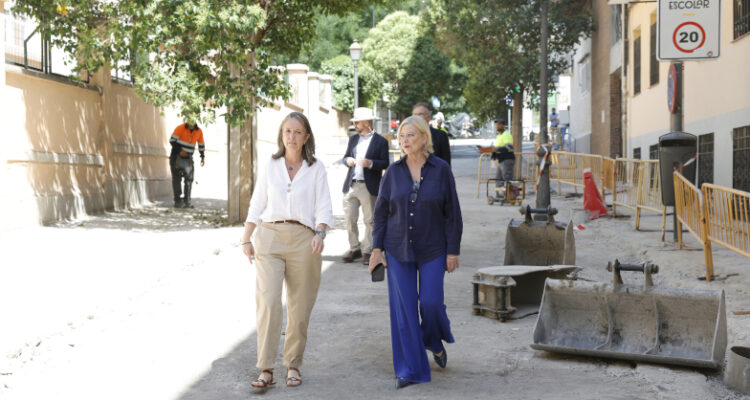 La delegada de Obras y Equipamientos, Paloma García Romero, acompañada de la concejala de Salamanca, Cayetana Hernández de la Riva, visita el barrio de Fuente del Berro