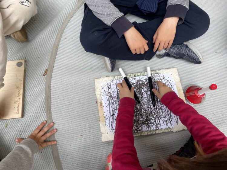 Participantes del taller 'Lápiz, objetos y cubriciones'