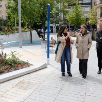 La delegada de Obras y Equipamientos, Paloma García Romero, acompañada por la concejala de Salamanca, Cayetana Hernández de la Riva, ha visitado la plaza de Salvador Dalí.