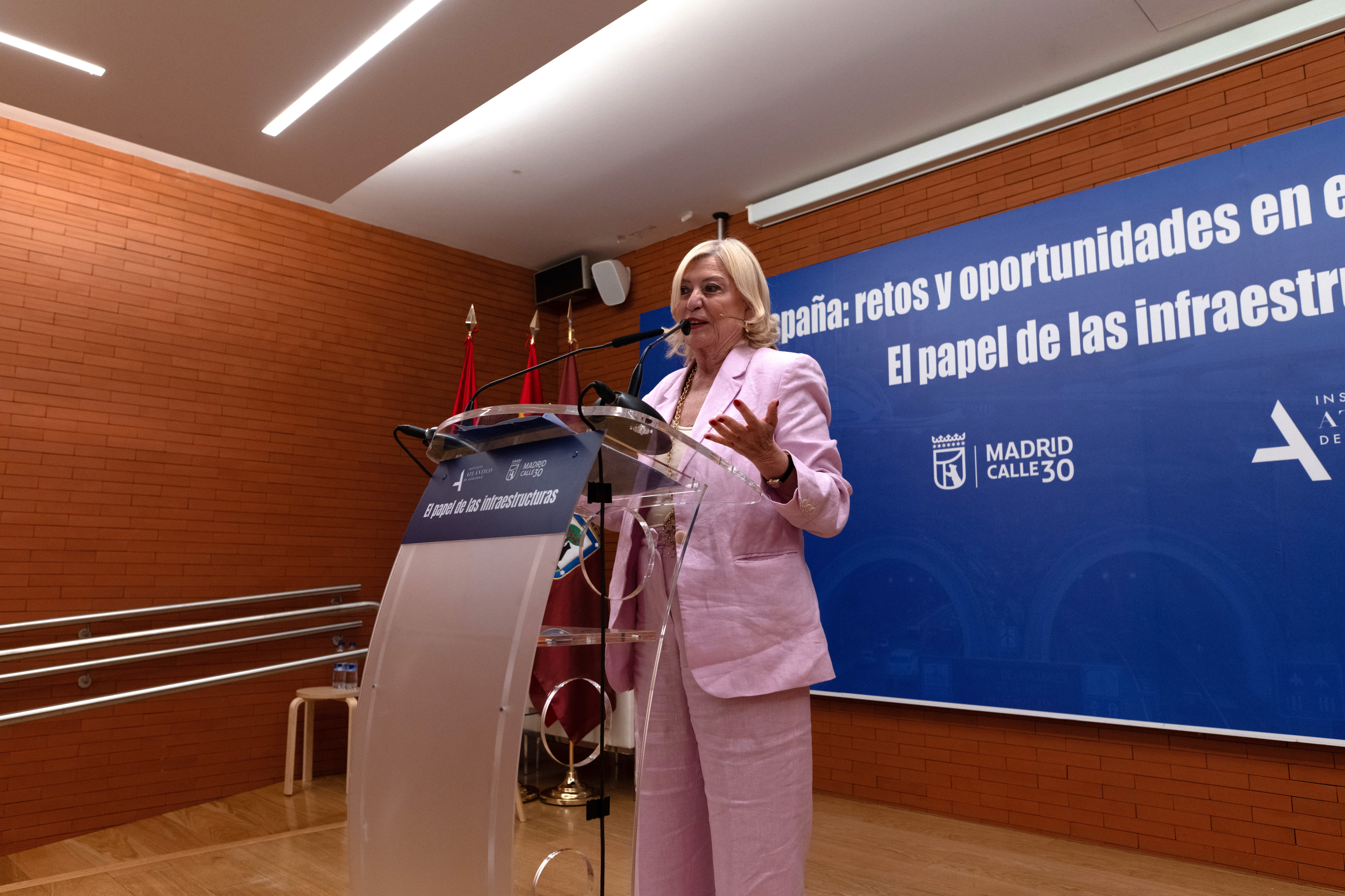 La delegada de Obras y Equipamientos, Paloma García Romero, durante su intervención en la jornada
