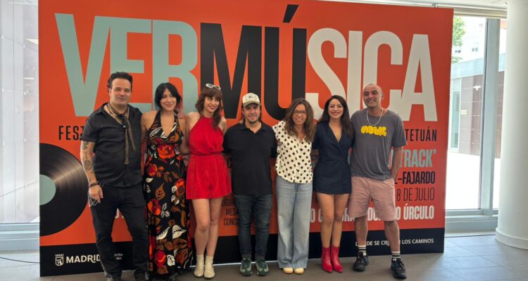 La concejala de Tetuán, Paula Gómez-Angulo, con los artistas de la primera edición de VERMÚSICA