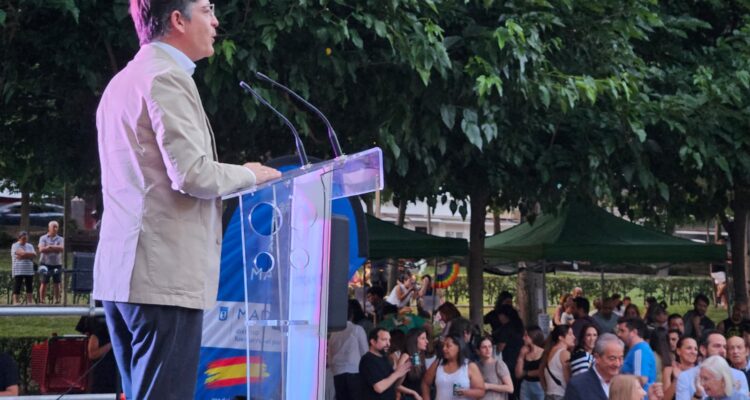El concejal de Fuencarral-El Pardo, José Antonio Martínez Páramo, en la inauguración de las fiestas de Peñagrande