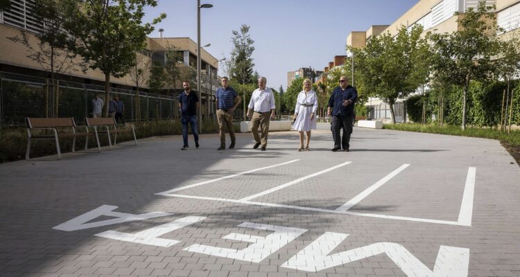 La delegada de Obras y Equipamientos, Paloma García Romero, durante su visita a la calle de Oberón