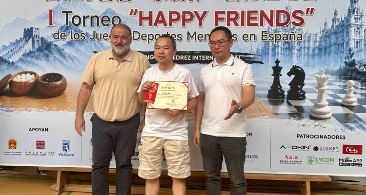 El concejal de Vicálvaro, Ángel Ramos, en la clausura del Torneo Happy Friends de Juegos y Deportes Mentales