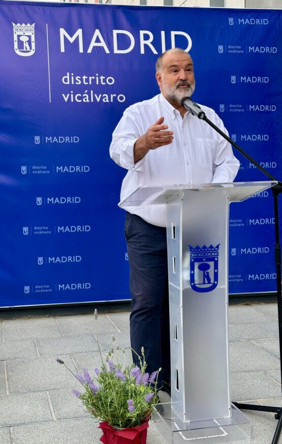 El concejal de Vicálvaro, Ángel Ramos, durante la presentación de la programación de verano