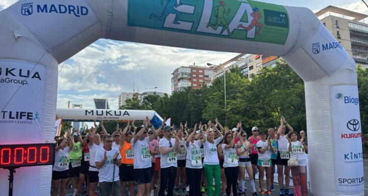 Corredores de la Carrera Madrid con la ELA en la línea de salida