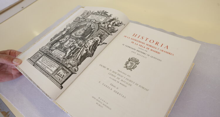 Ejemplar de 'A la muy antigua, noble y coronada Villa de Madrid. Historia de su Antigüedad, Nobleza y Grandeza', de Jerónimo de la Quintana