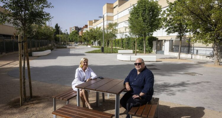 La delegada de Obras y Equipamientos, Paloma García Romero, durante su visita a la calle de Oberón