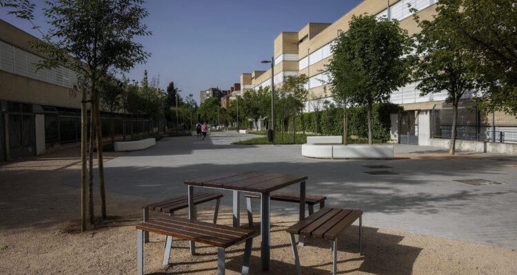 La calle Oberón, en Moratalaz, tras su remodelación