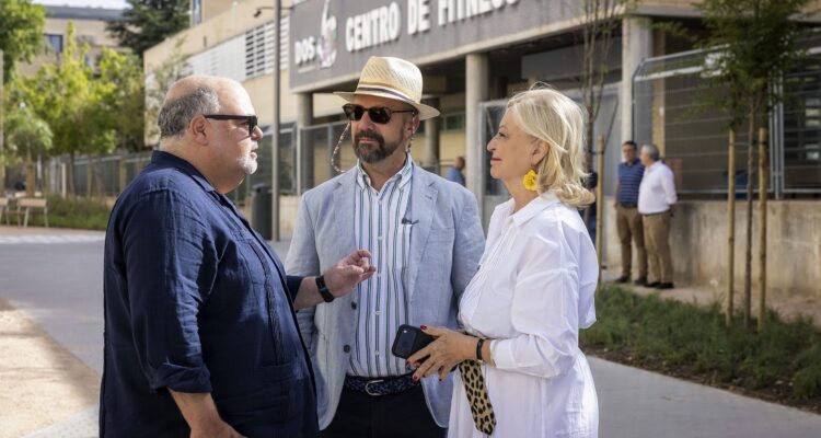 La delegada de Obras y Equipamientos, Paloma García Romero, durante su visita a la calle de Oberón
