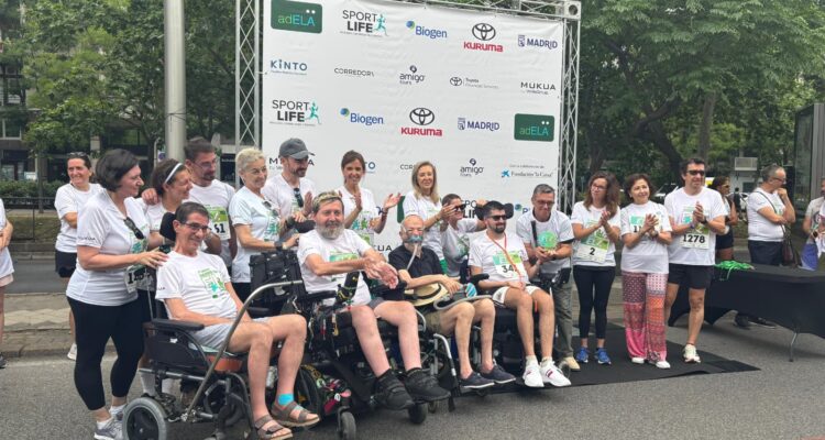 La concejala de Tetuán, Paula Gómez-Angulo, en una foto de grupo de la carrera