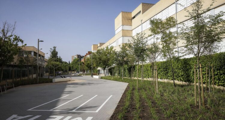La calle Oberón, en Moratalaz, tras su remodelación