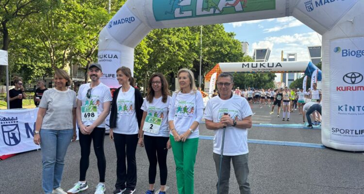 La concejala de Tetuán, Paula Gómez-Angulo, con los organizadores de la Carrera Madrid con la ELA