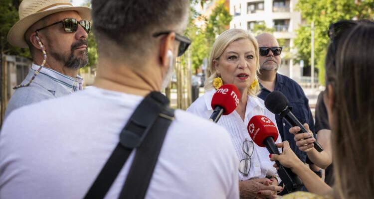 La delegada de Obras y Equipamientos, Paloma García Romero, atiende a la prensa