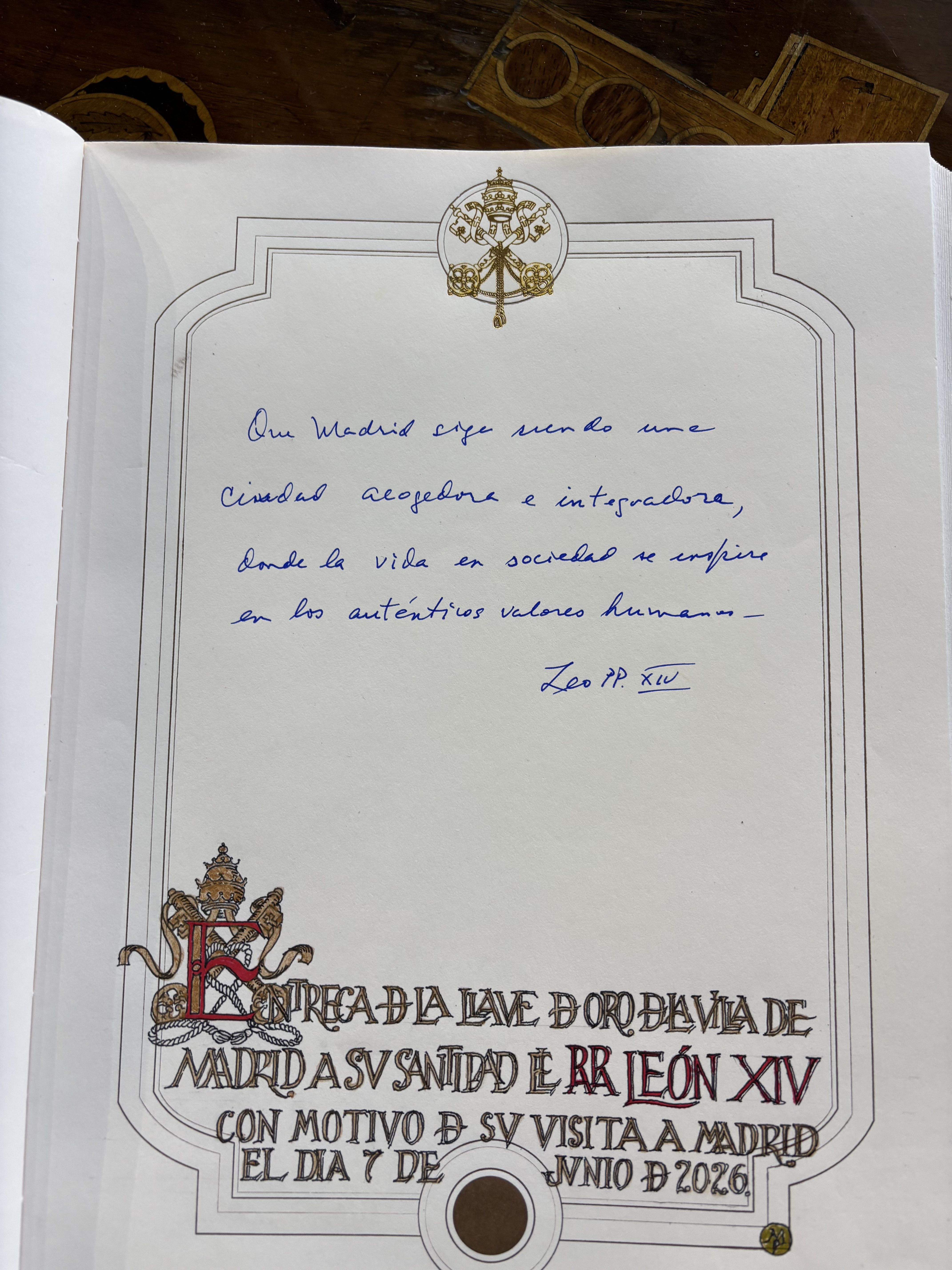 7.Escrito de León XIV en el Libro de Honor del Ayuntamiento de Madrid