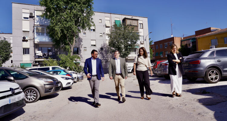 El delegado de Políticas de Vivienda y presidente de la Empresa Municipal de la Vivienda y Suelo de Madrid (EMVS Madrid), Álvaro González, junto al concejal de Villa de Vallecas, Carlos González, durante la visita a la Colonia Nuestra Señora de las Nieves