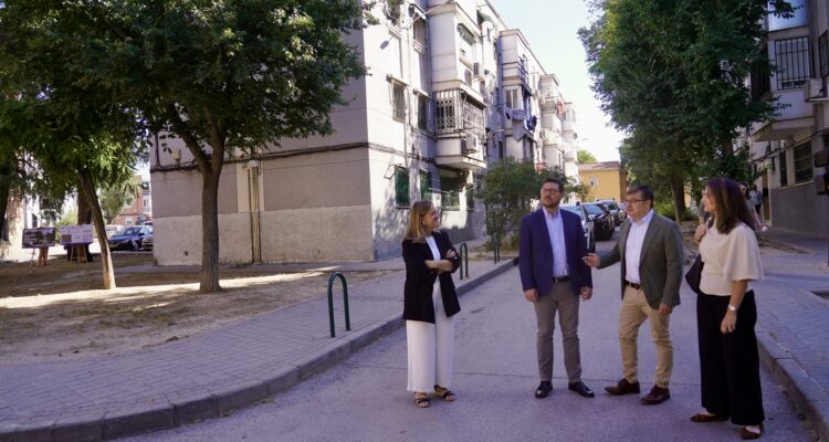 El delegado de Políticas de Vivienda y presidente de la Empresa Municipal de la Vivienda y Suelo de Madrid (EMVS Madrid), Álvaro González, junto al concejal de Villa de Vallecas, Carlos González, durante la visita a la Colonia Nuestra Señora de las Nieves