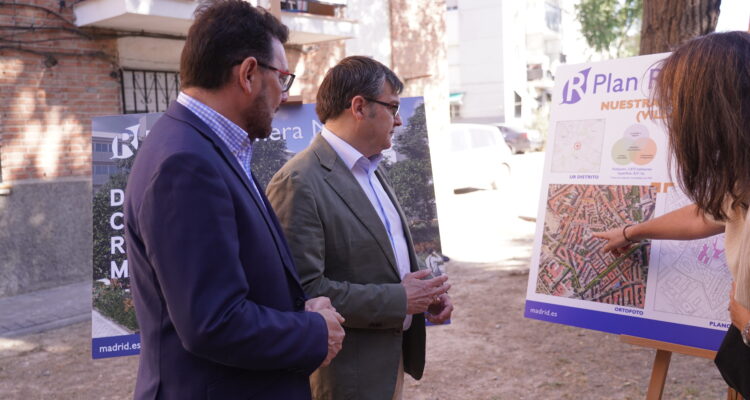 El delegado de Políticas de Vivienda y presidente de la Empresa Municipal de la Vivienda y Suelo de Madrid (EMVS Madrid), Álvaro González, junto al concejal de Villa de Vallecas, Carlos González, durante la visita a la Colonia Nuestra Señora de las Nieves