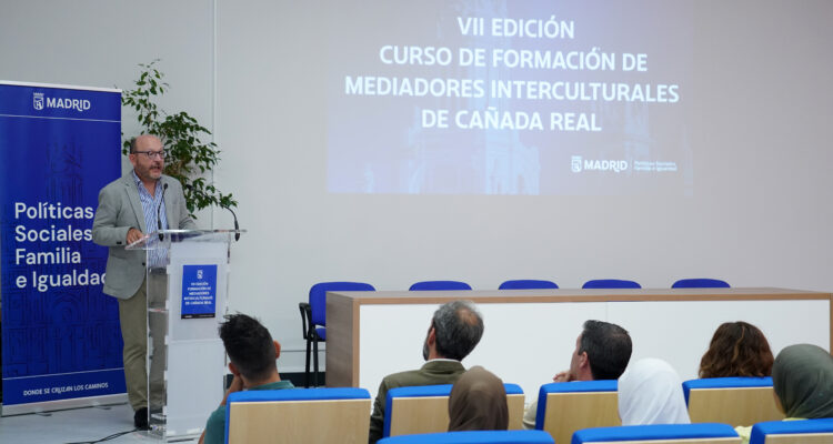 El delegado de Políticas Sociales, Familia e Igualdad, José Fernández, entrega los diplomas del VII Curso de Formación de Mediadores Interculturales de Cañada Real