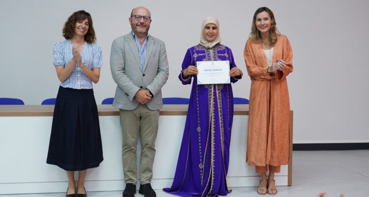El delegado de Políticas Sociales, Familia e Igualdad, José Fernández, entrega los diplomas del VII Curso de Formación de Mediadores Interculturales de Cañada Real