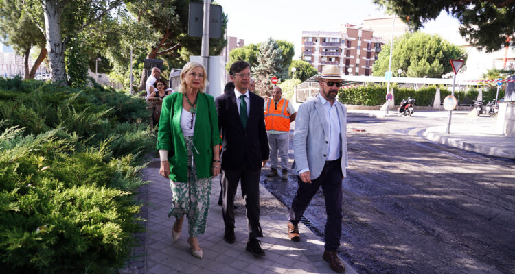 La delegada de Obras y Equipamientos, Paloma García Romero, presenta la Operación Asfalto 2026