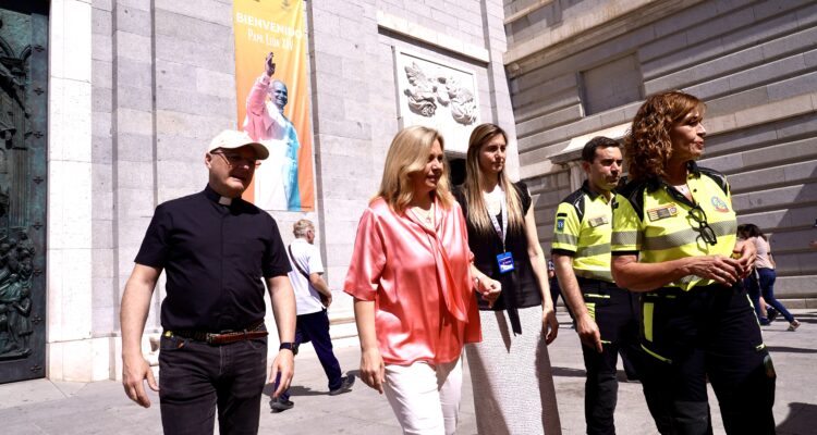 La vicealcaldesa de Madrid y delegada de Seguridad y Emergencias, Inma Sanz, visita la formación sanitaria básica que imparte SAMUR-Protección Civil a voluntarios de la visita del papa