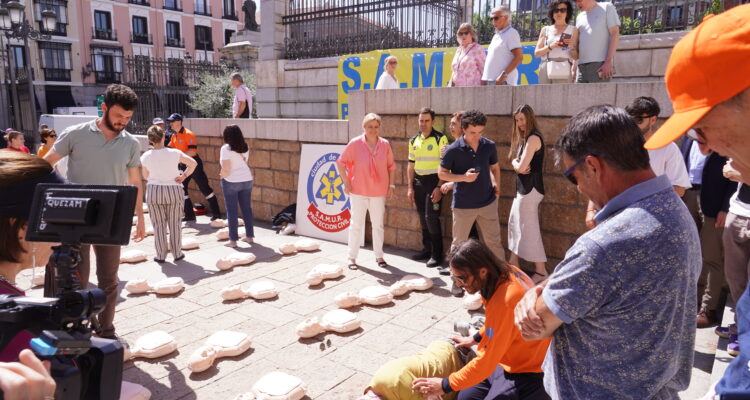 La vicealcaldesa de Madrid y delegada de Seguridad y Emergencias, Inma Sanz, visita la formación sanitaria básica que imparte SAMUR-Protección Civil a voluntarios de la visita del papa