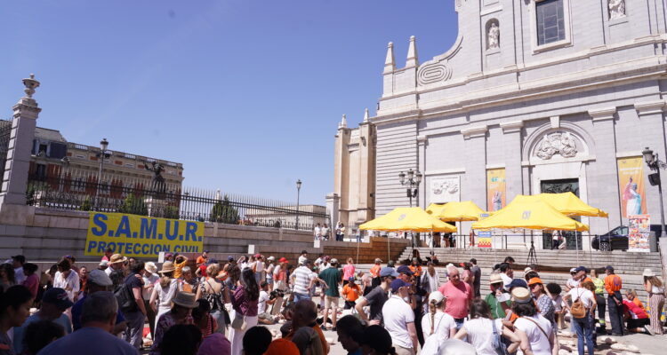 Imágenes de la formación sanitaria básica impartida por SAMUR-Protección Civil a voluntarios de la visita del papa