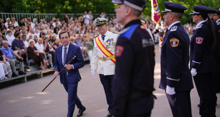 Almeida pase de revista a efectivos de Policía Municipal de Madrid