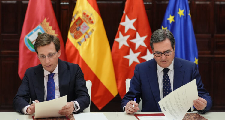 Almeida y Garamendi durante la firma del acuerdo para promover la iniciativa emprendedora en escolares de la ciudad