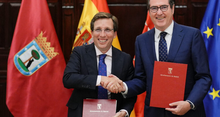 Almeida y Garamendi tras la firma del acuerdo Almeida y Garamendi durante la firma del acuerdo para promover la iniciativa emprendedora en escolares de la ciudad
