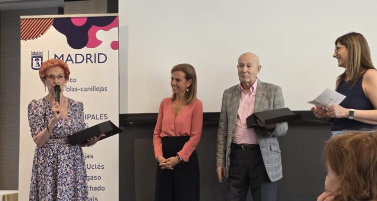 Almudena Maíllo, ha participado en el homenaje organizado por la junta municipal a los voluntarios de los centros de mayores