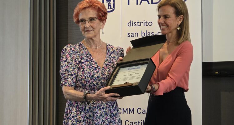 Almudena Maíllo, ha participado en el homenaje organizado por la junta municipal a los voluntarios de los centros de mayores
